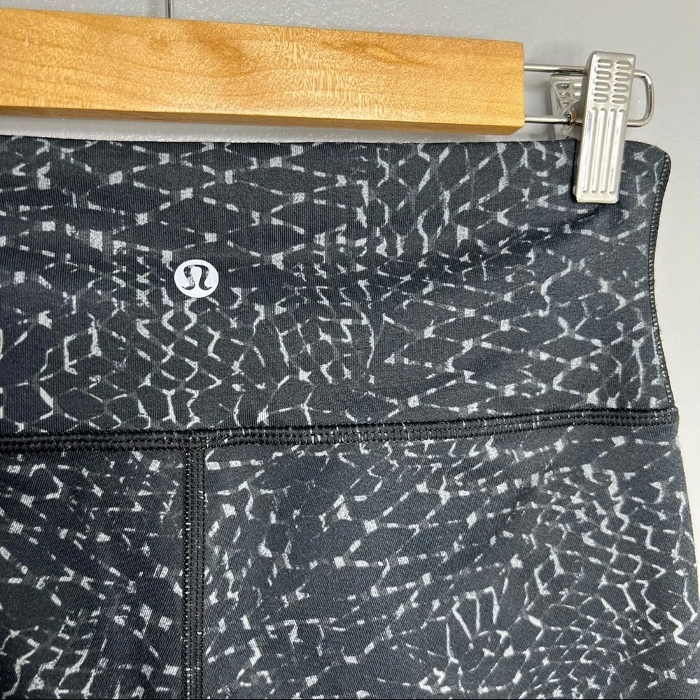 LULULEMON Samba Snake Battleship Black Wunder Under Crop III